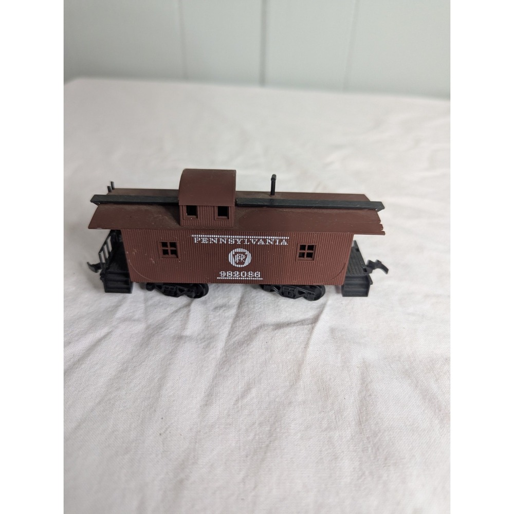 Vintage Ho scale Pennsylvania Railroad 982088 Caboose train car Yugoslavia made